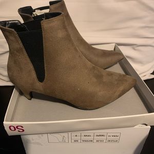 Size 9 Women”s  ankle Pointy tip booties